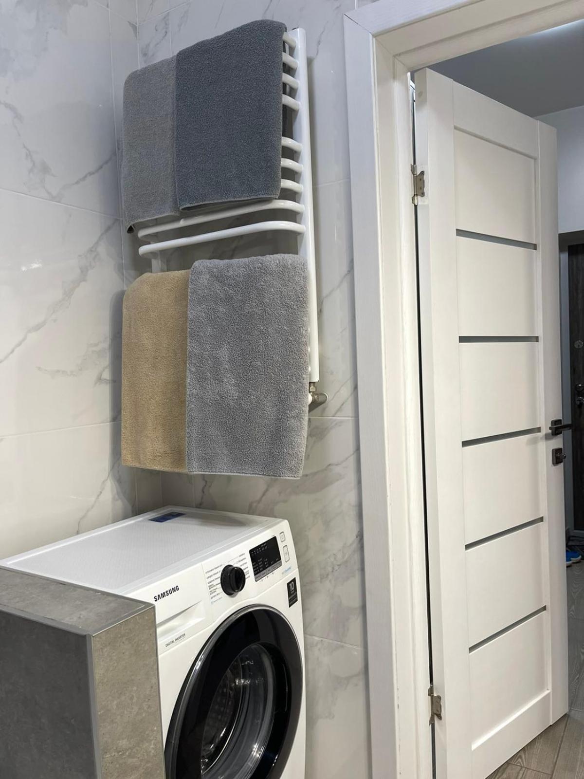 Vip Apartment У Центрі Міста, Новобуджк Театральний,Дуже Простора Rivne Luaran gambar