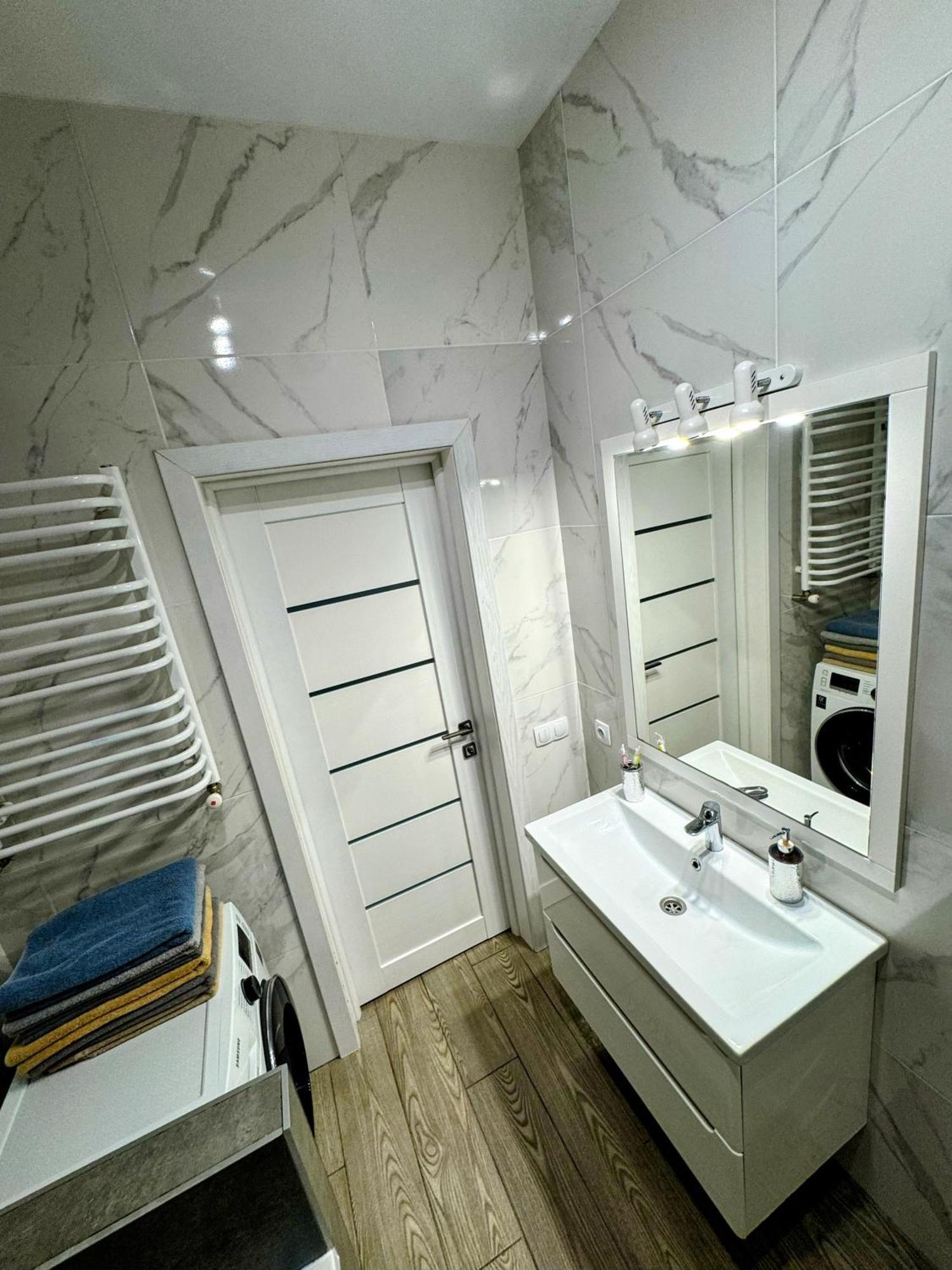 Vip Apartment У Центрі Міста, Новобуджк Театральний,Дуже Простора Rivne Luaran gambar